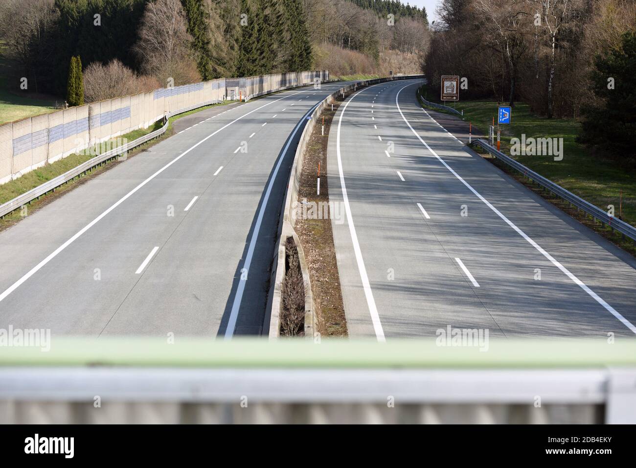 Corona-Krise - Fast autoleere Westautobahn A1 bei Ohlsdorf (Bezirk Gmunden, Oberösterreich, Österreich) - Corona crisis - Almost empty Highway A1 near Stock Photo