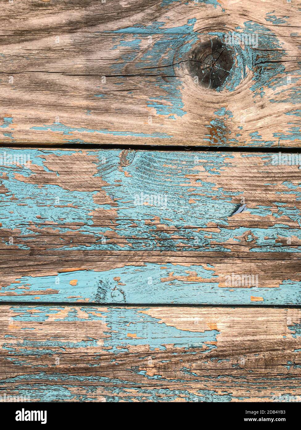 Nền gỗ tự nhiên đã lão hoá với màu xanh da trời và nâu đầy uyển chuyển sẽ tạo ra một ý tưởng thú vị cho thiết kế nhà của bạn. Khám phá hình ảnh này để cảm nhận được sự ấn tượng của nó và khám phá sự đẹp độc đáo mà màu sắc và sự lão hoá mang lại.