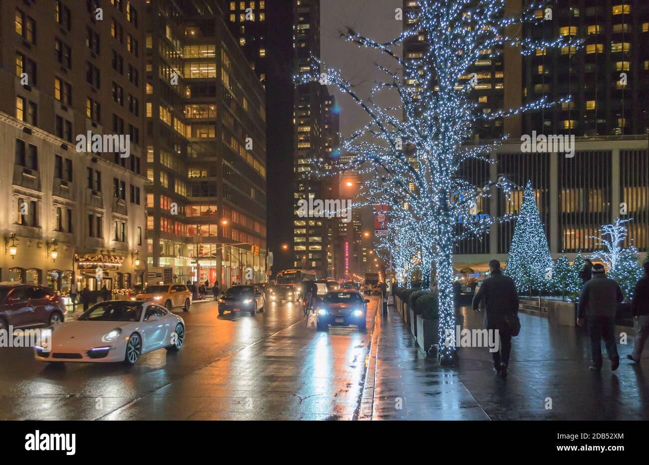 Hãy khám phá một trong những khu trung tâm sầm uất nhất của thành phố New York qua bức ảnh nền Manhattan Midtown District tràn ngập ánh đèn đêm sẽ khiến bạn thấy mê hoặc và muốn đắm mình trong không khí ấm áp của thành phố về đêm.