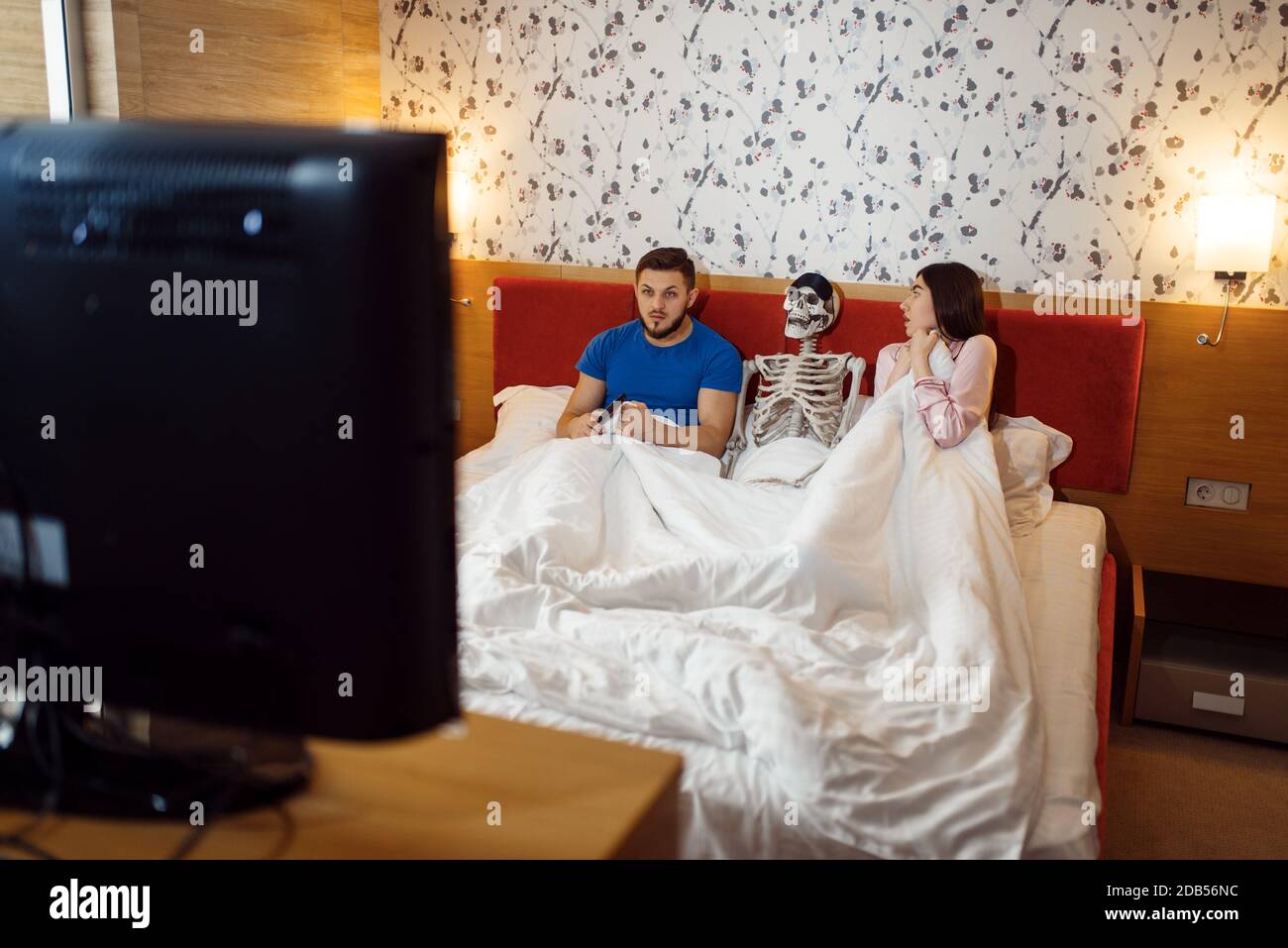Couple in bed kissing woman man hi-res stock photography and images picture