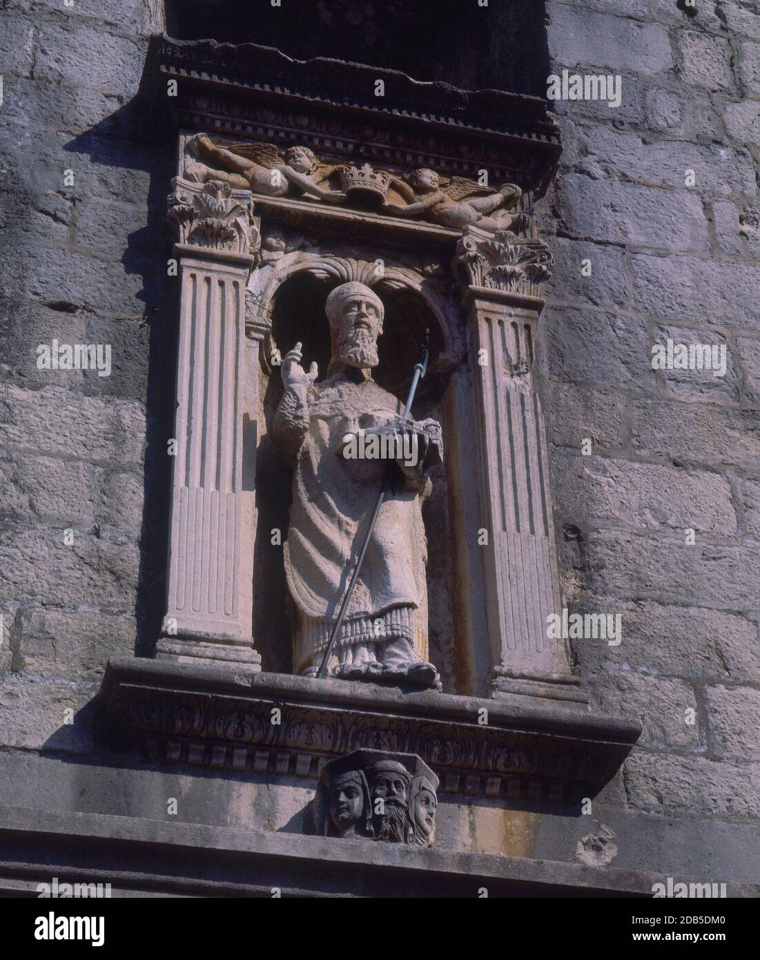 ESTATUA DE SAN BLAS PATRON DE DUBROVNIK EN LA HORNACINA DE LA PUERTA DE PILE - PUERTA DE ENTRADA A LA CIUDAD. Location: PUERTA DE PILE. DUBROVNIK. CROATIA. Stock Photo