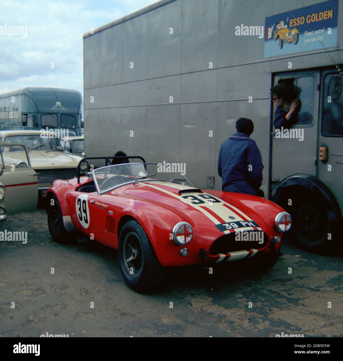 Jack Sears’ AC Cobra 289 and team mechanics awaiting paddock entry at Silverstone, Practise Day 1st May 1964. The 1963 Le Mans car which finished 7th Stock Photo