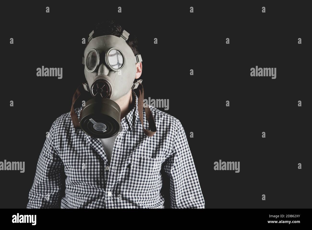 Man in gas mask black and white hi-res stock photography and images - Alamy