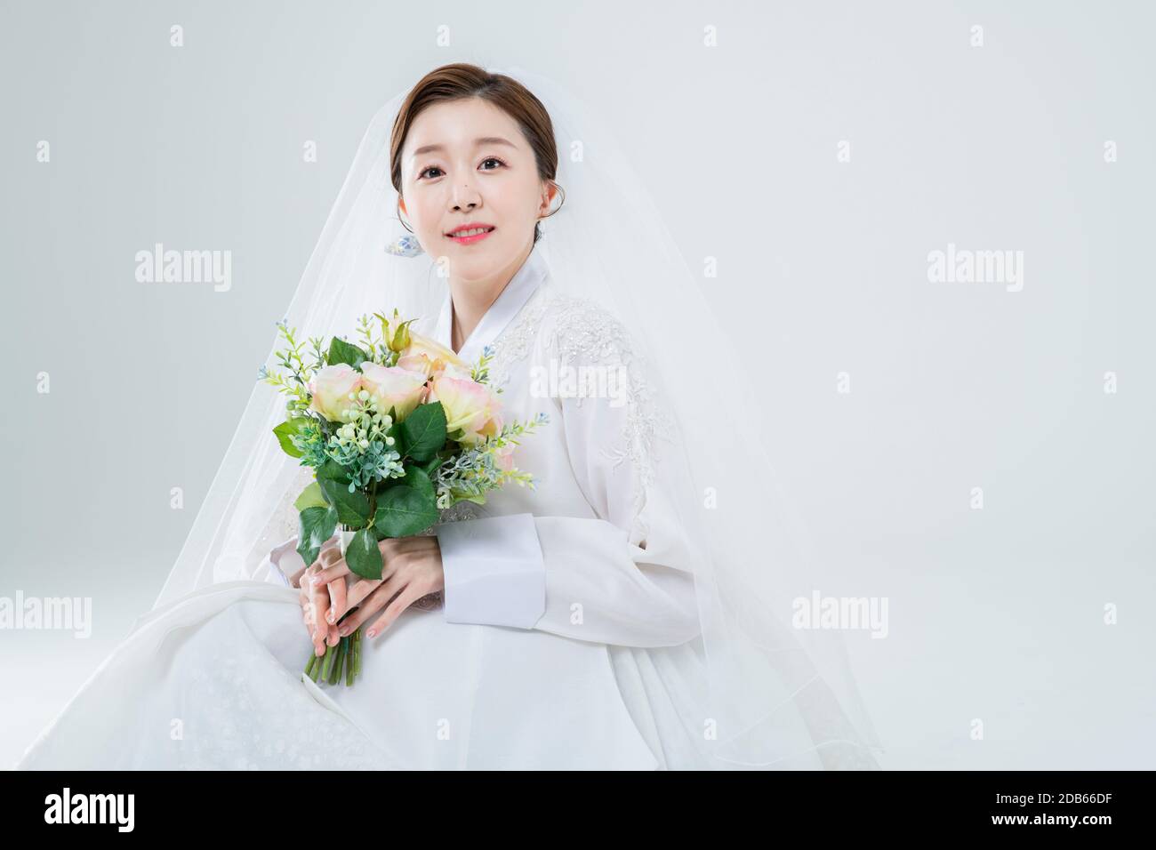 Wedding couple wears korean traditional korean wedding dress Hanbok 070 ...