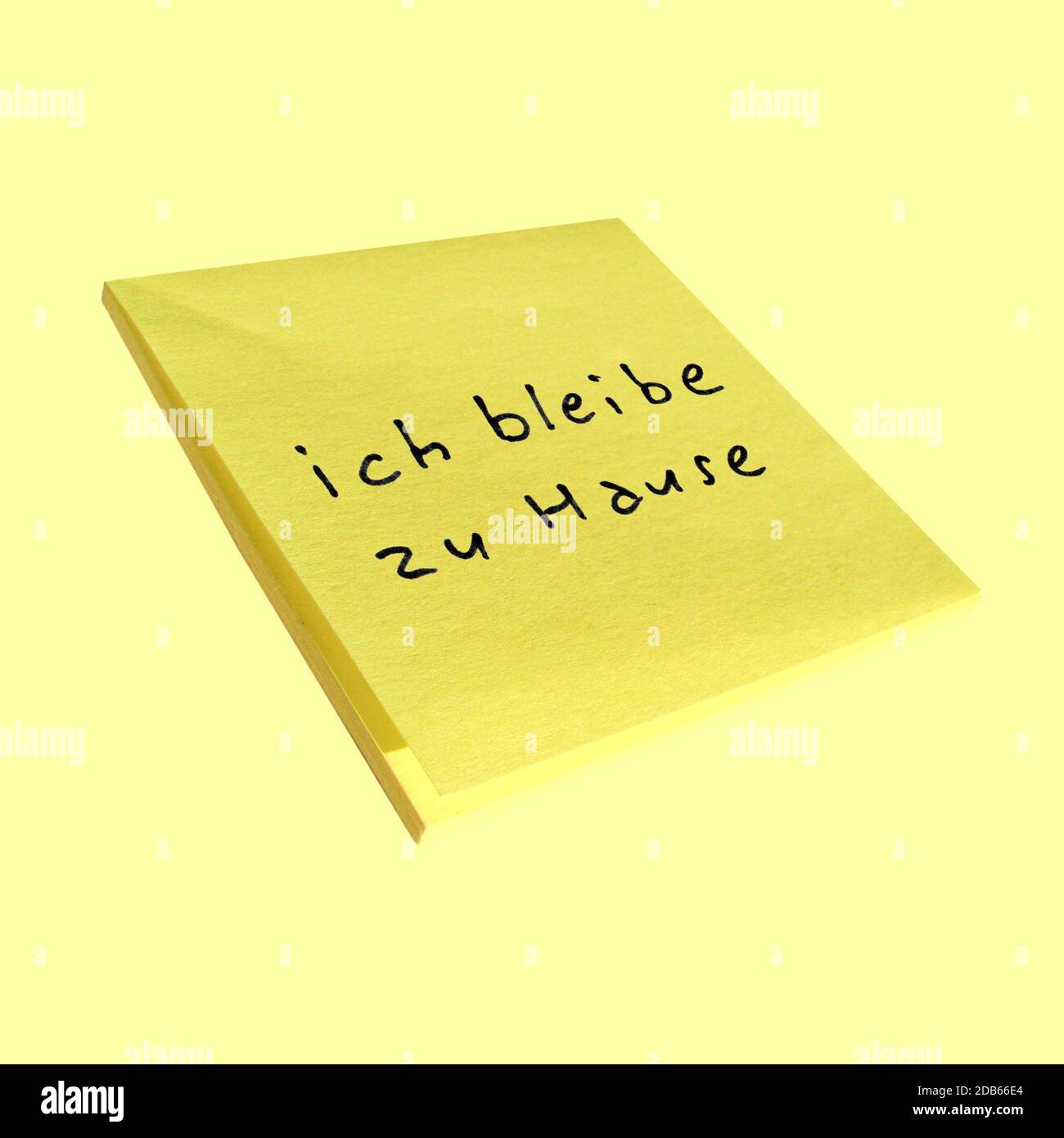 ich bleibe zu Hause (translation: I stay at home) sticky note isolated Stock Photo