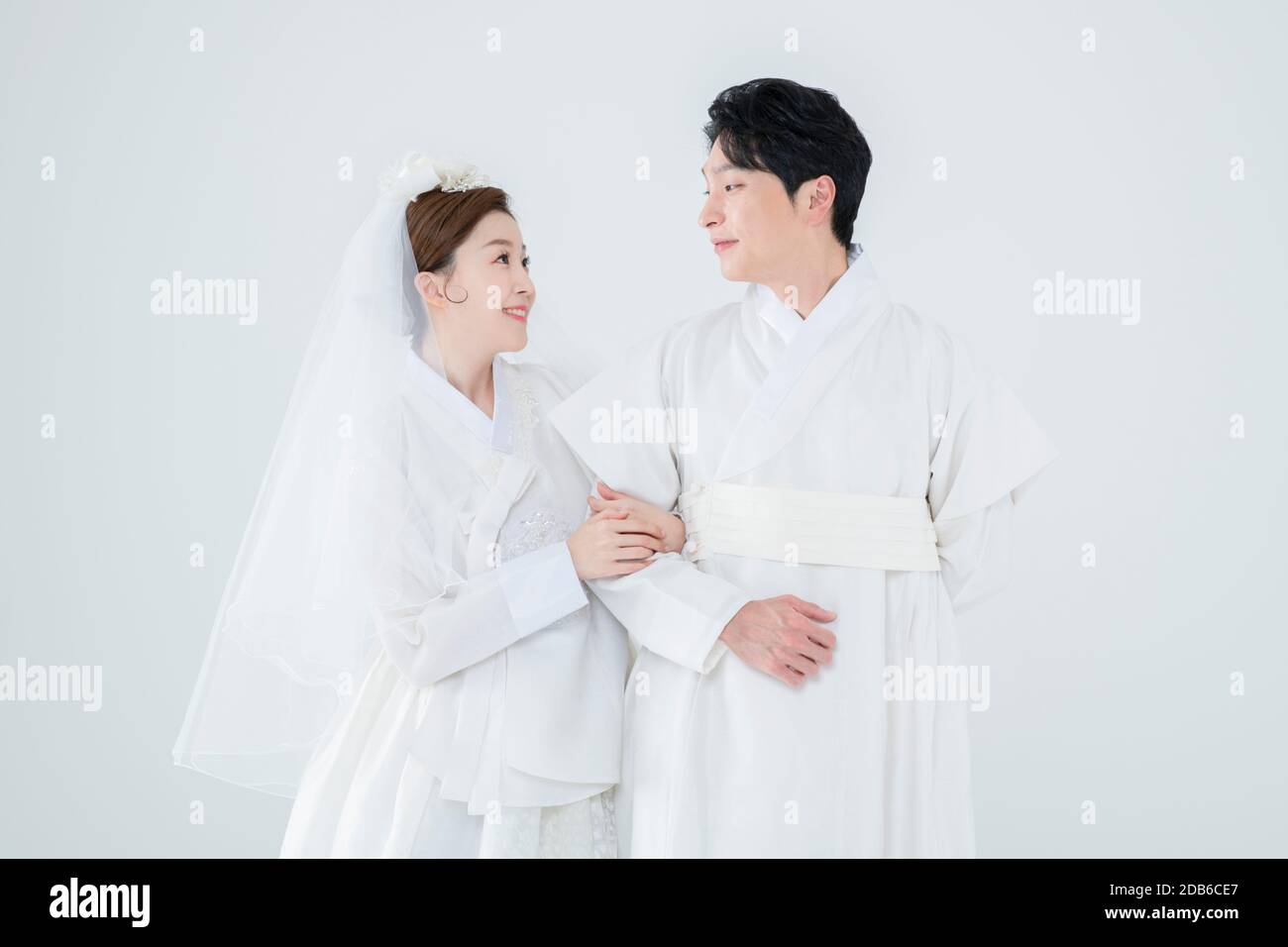 Wedding couple wears korean traditional korean wedding dress Hanbok 097