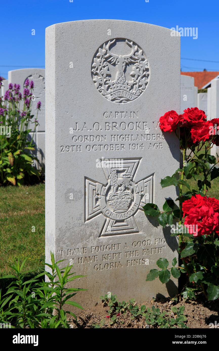 Grave of the Scottish (British Army) VC recipient captain James Anson Otho Brooke (1884-1914) at Zantvoorde British Cemetery in Zonnebeke, Belgium Stock Photo