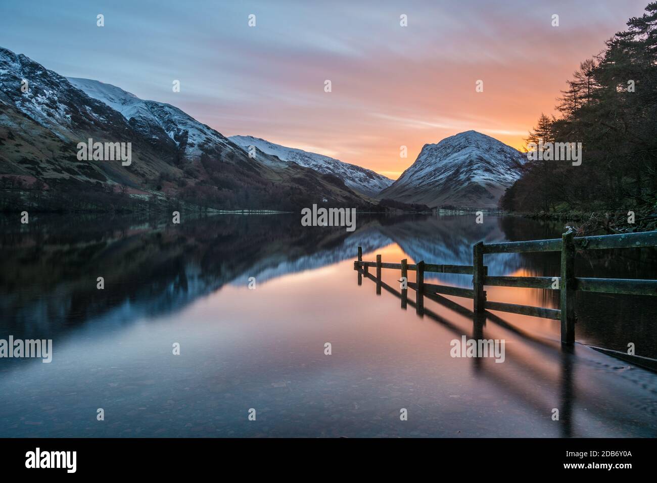 Beautiful mountain lake reflection hi-res stock photography and images ...