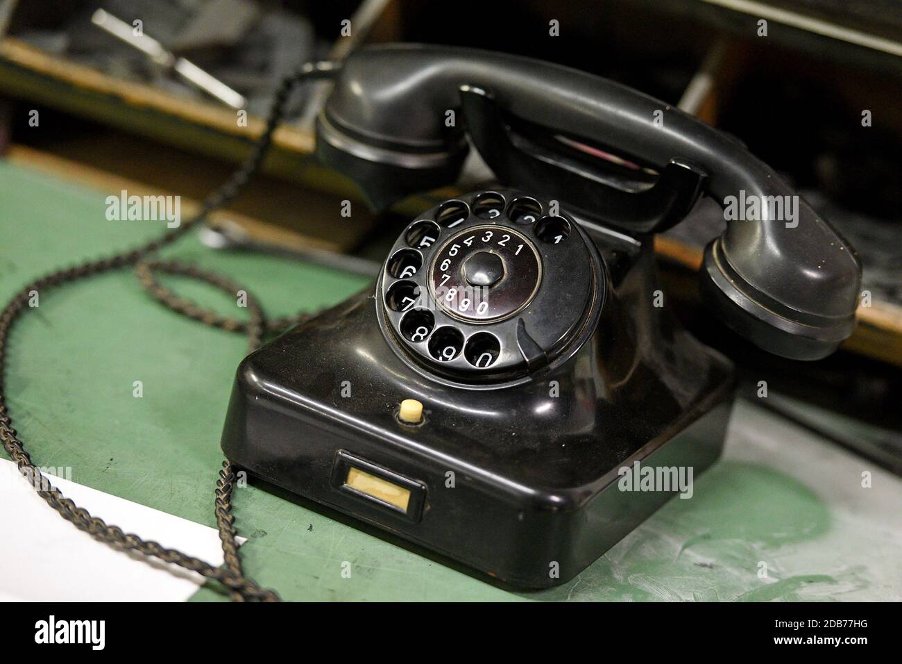 Ein altes historisches Telefon mit Wählscheibe - An old historic rotary phone Stock Photo