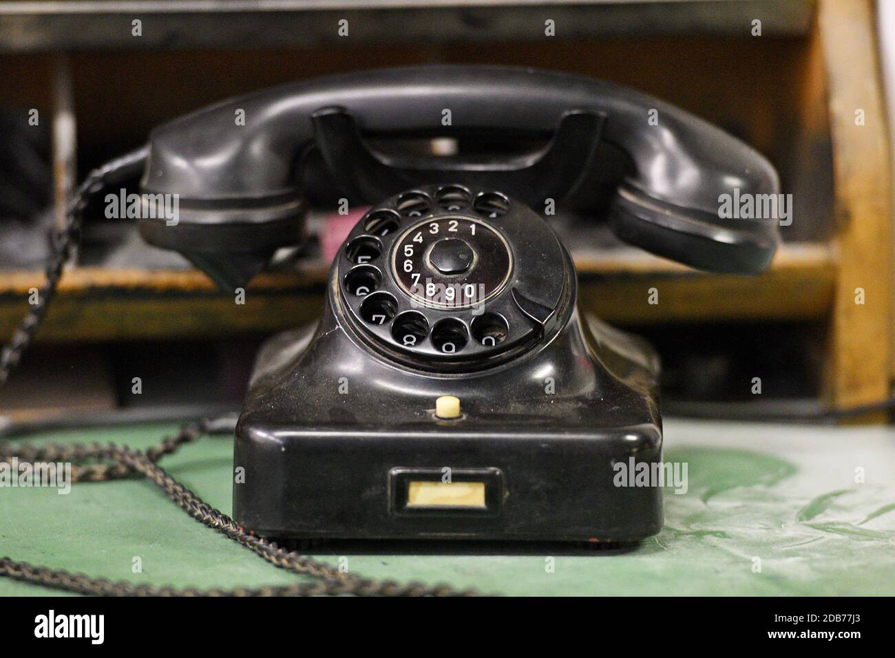 Ein altes historisches Telefon mit Wählscheibe - An old historic rotary phone Stock Photo