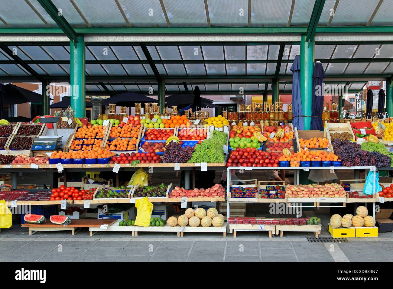 Fresh organic fruits at farmers market stall Stock Photo - Alamy
