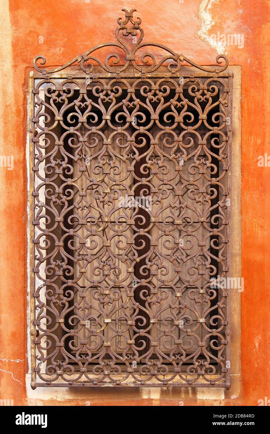Medieval architecture iron work hi-res stock photography and images - Alamy