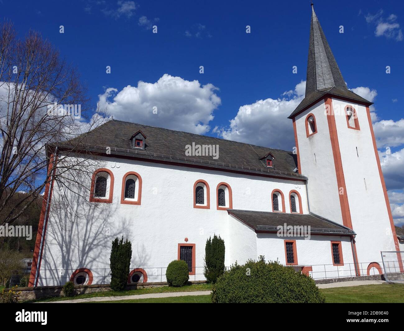 romanische Klosterkirche St. Leodegar Niederehe, Üxheim, Rheinland-Pfalz, Deutschland Stock Photo