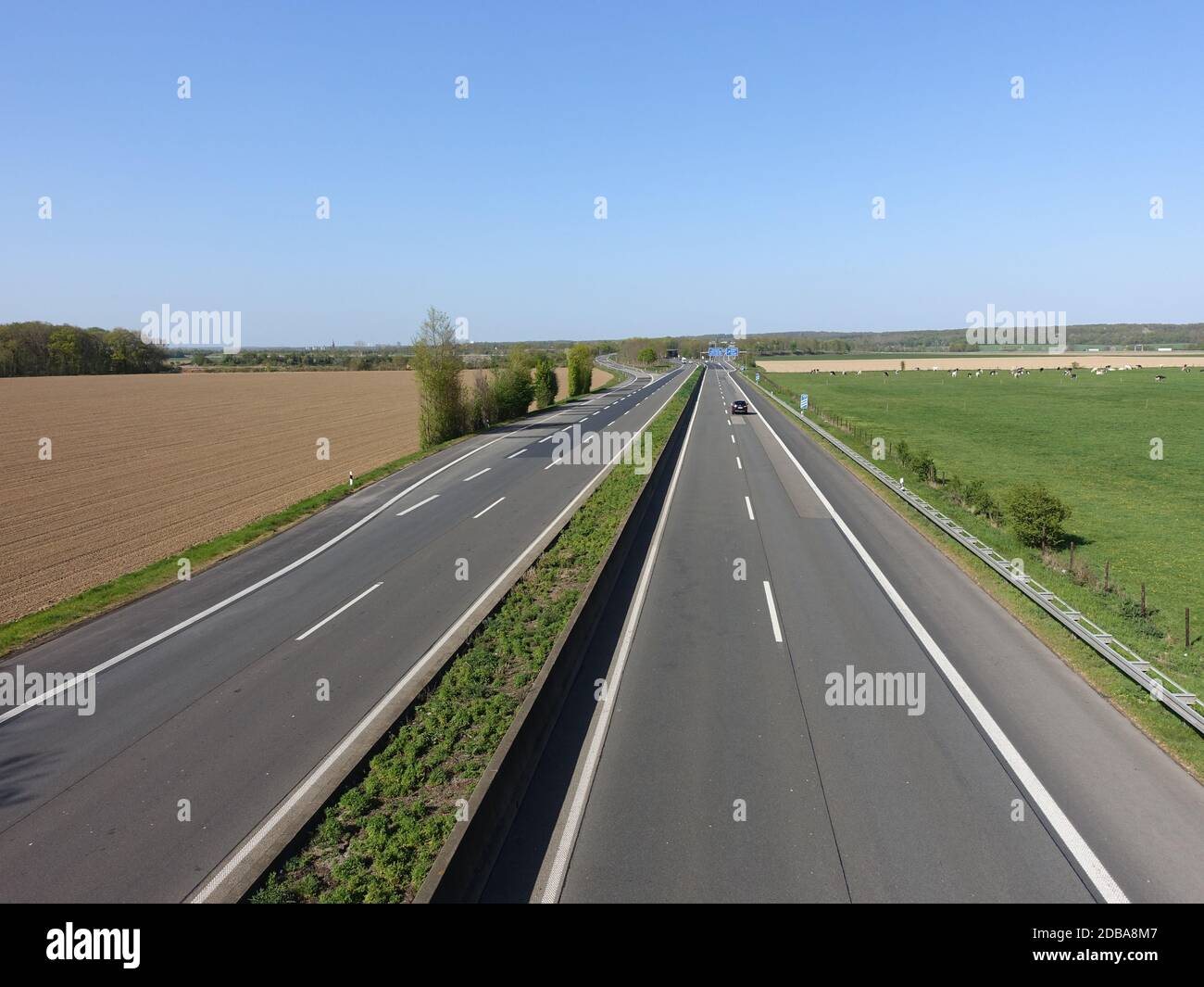 fast leere Autobahn A1 am Autobahkreuz Bliesheim an einem Ostermontag ...