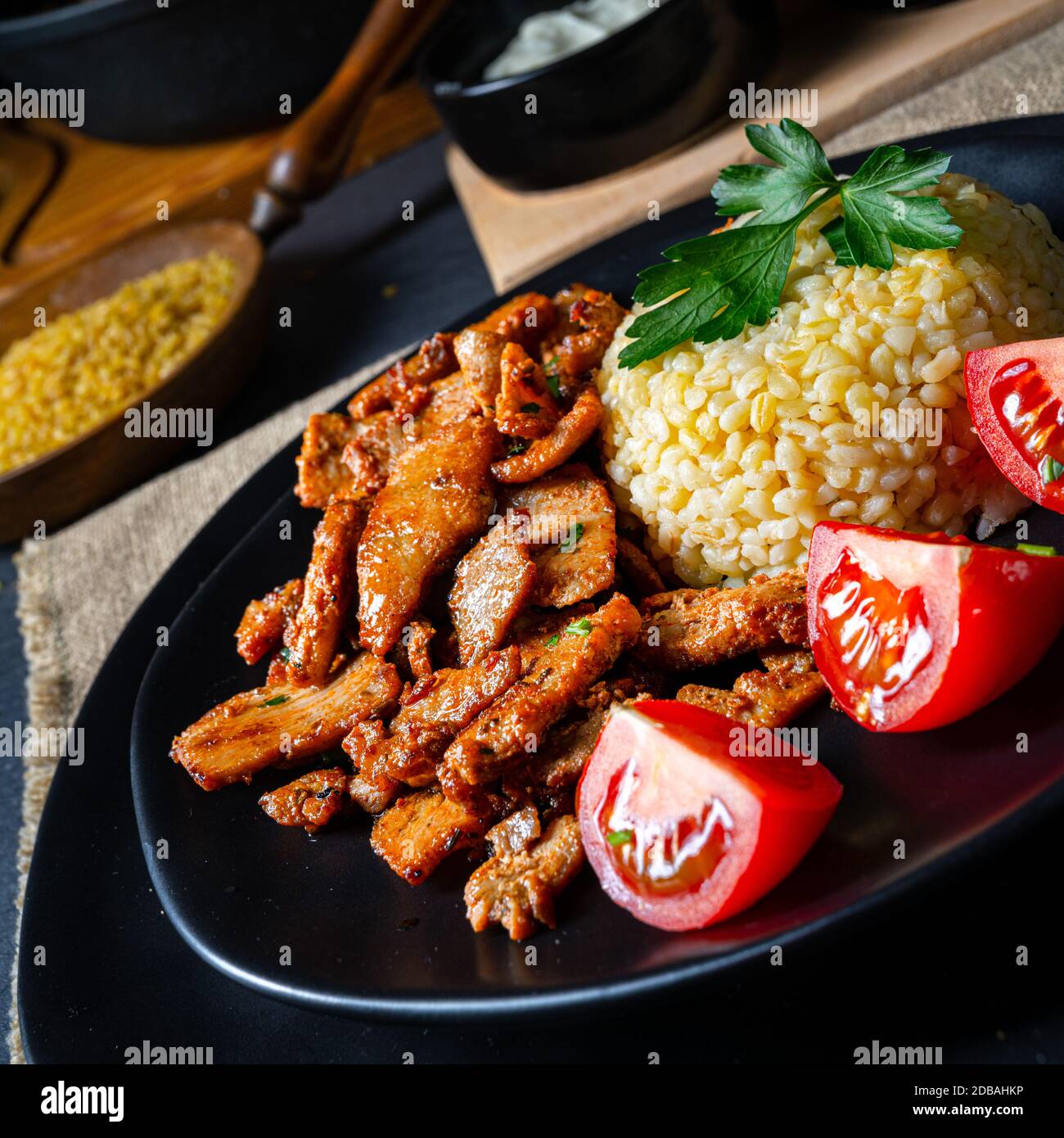 bulgur mit gebratenem fleisch und joghurtsoße Stock Photo - Alamy