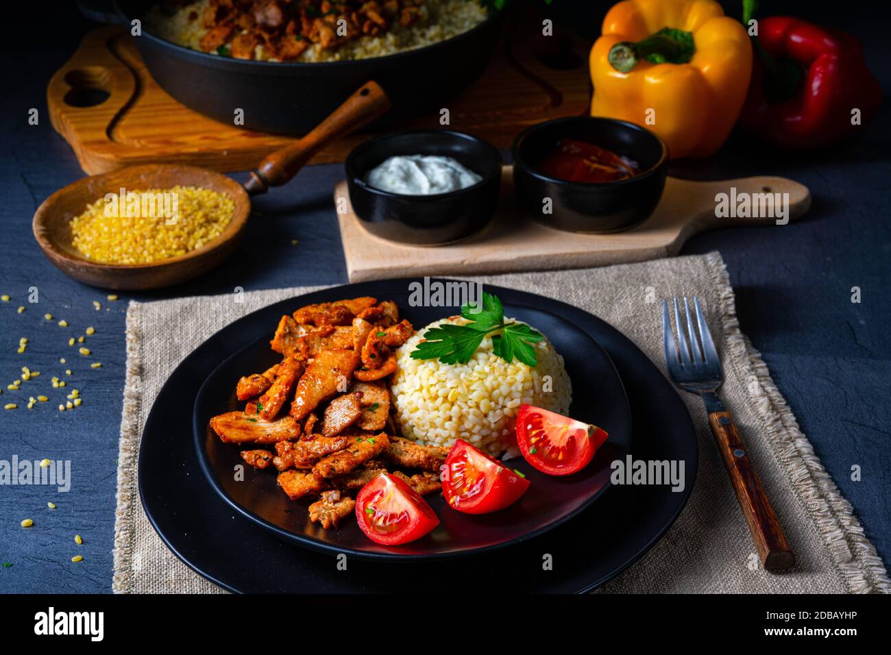 bulgur mit gebratenem fleisch und joghurtsoße Stock Photo - Alamy