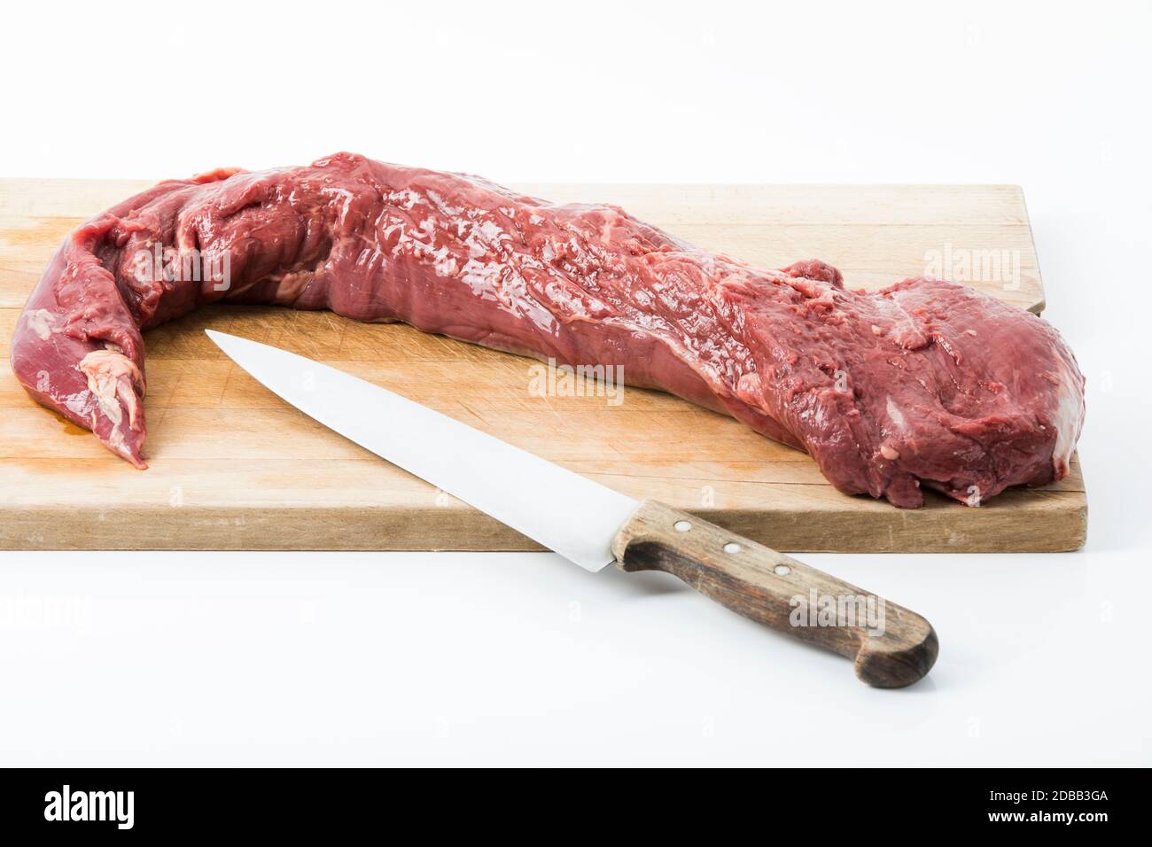 Argentinische Tenderloin Lende auf Holzschneidebrett mit Messer, Freisteller Stock Photo