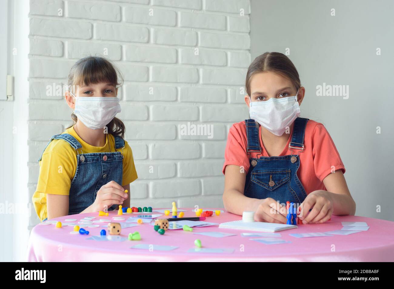 Girls face masks home hi-res stock photography and images - Alamy