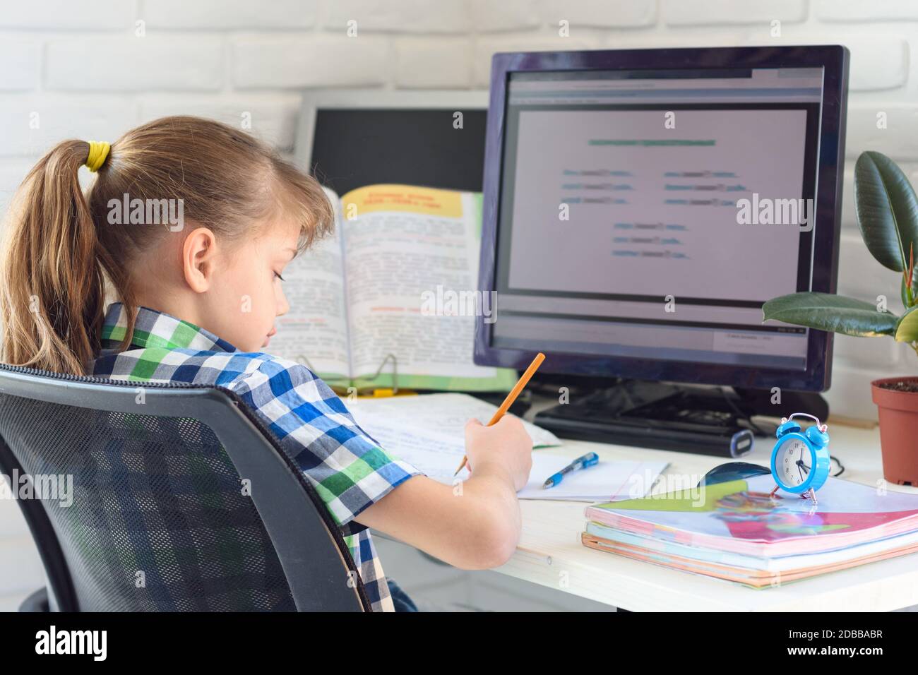 школьники на удаленке. школьник учится за компьютером. компьютер для детей. плюсы дистанционного образования. доклад по теме дистанционное обучение.