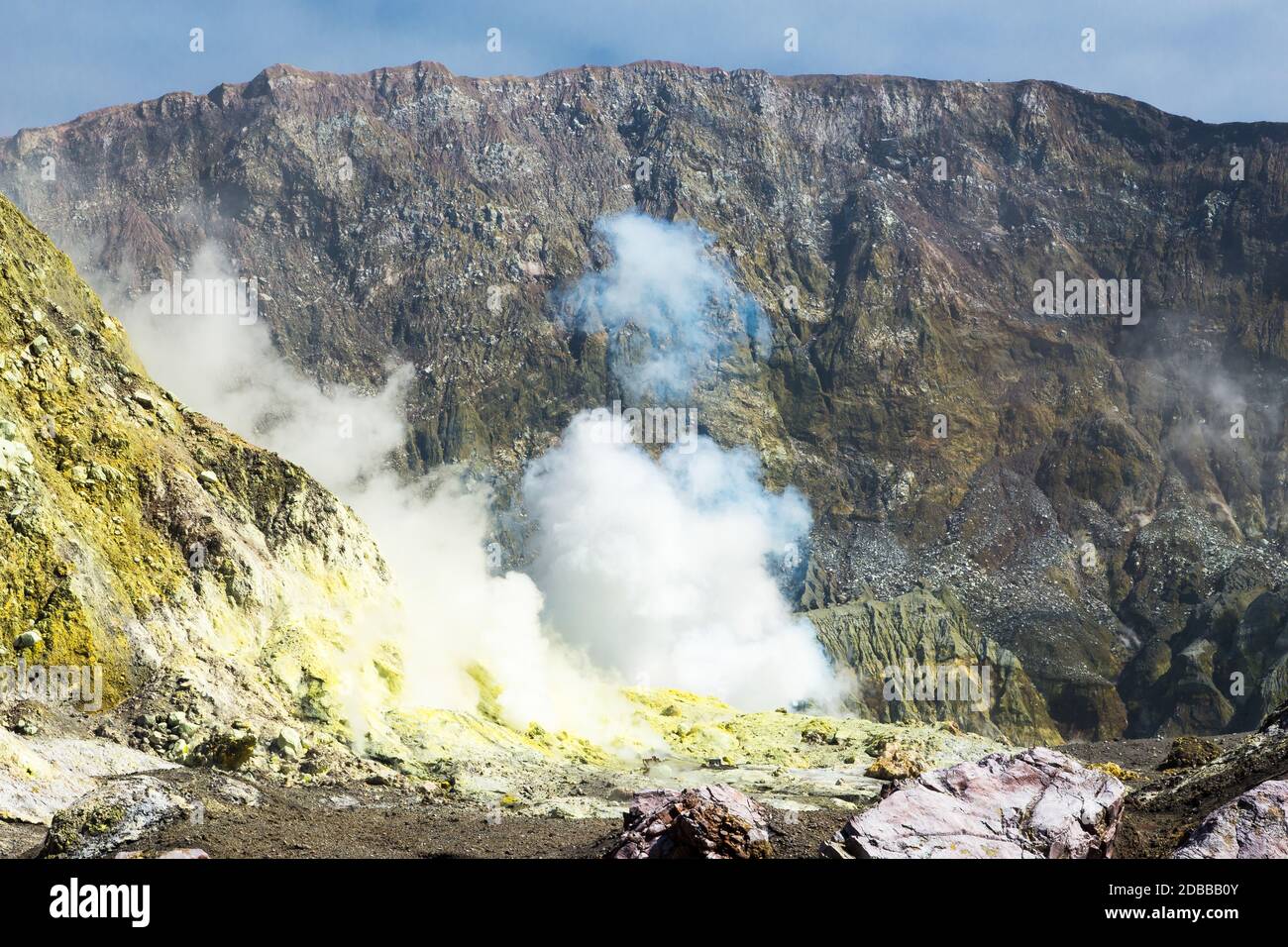 active-volcano-at-white-island-new-zealand-volcanic-sulfur-crater-lake-2DBBB0Y.jpg