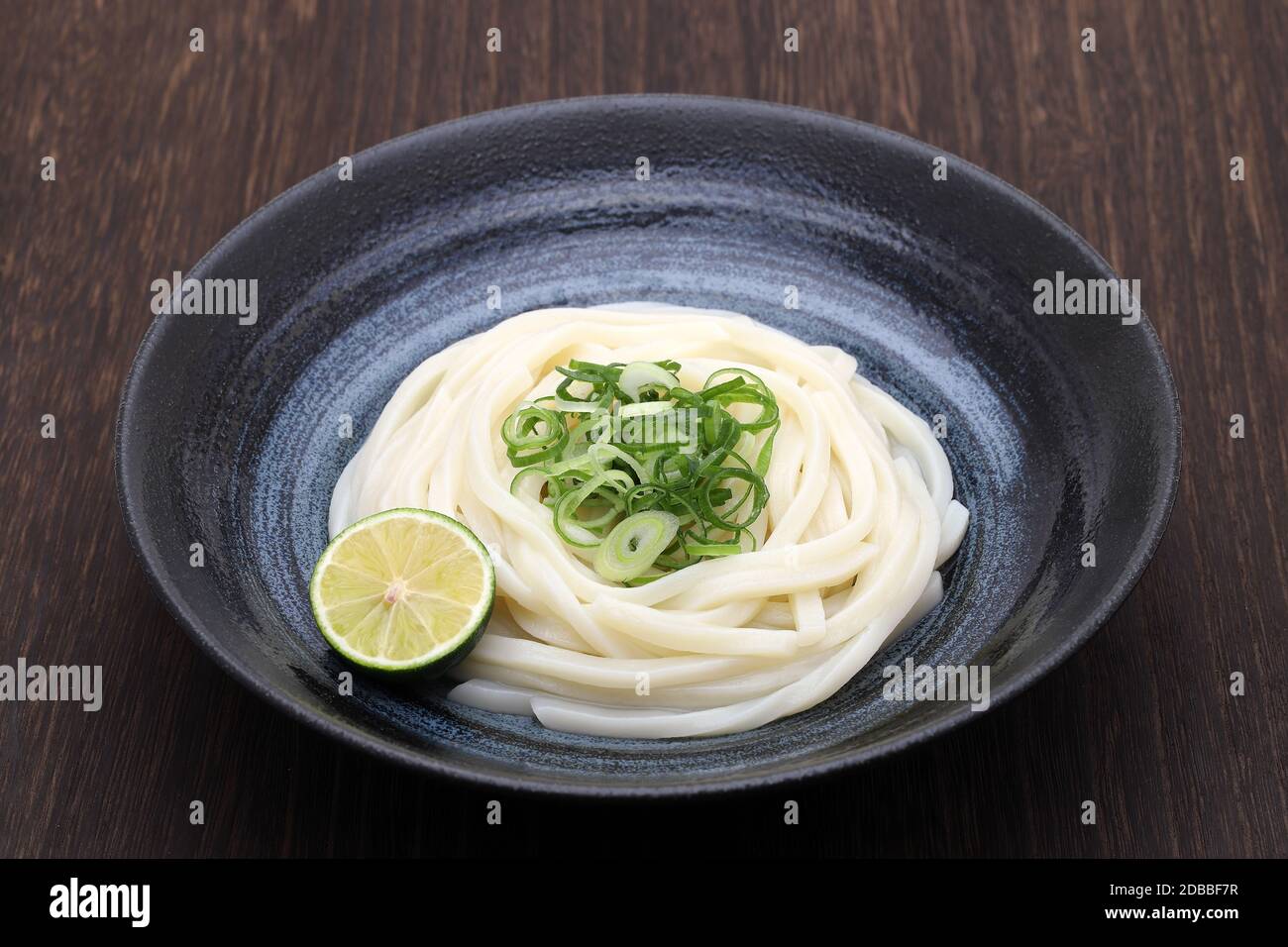 Japanese bukkake udon noodles in a bowl on wooden table Stock Photo