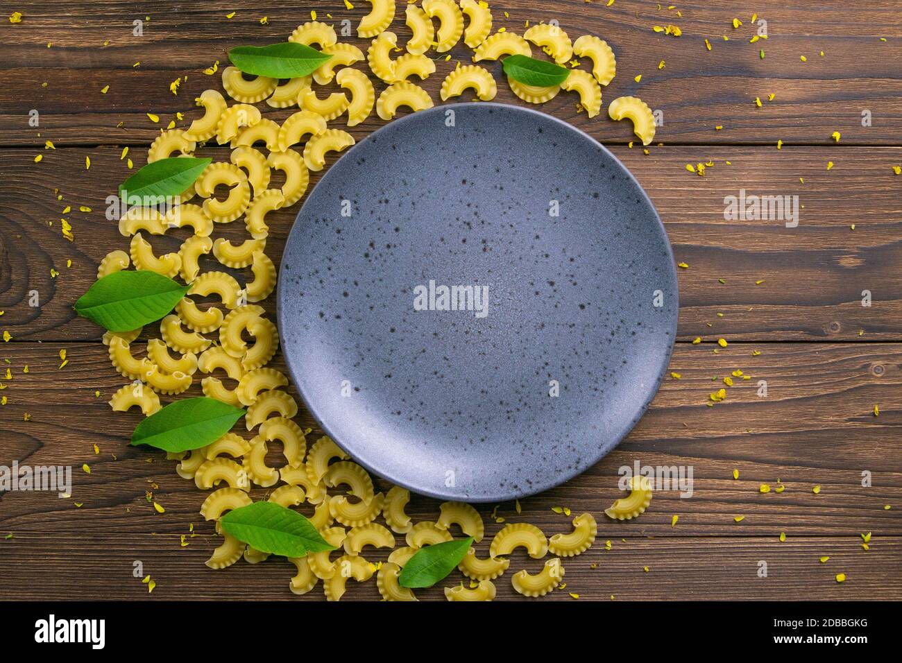 Pene Lisce Pasta Blue Plate On foto stock 1717778149