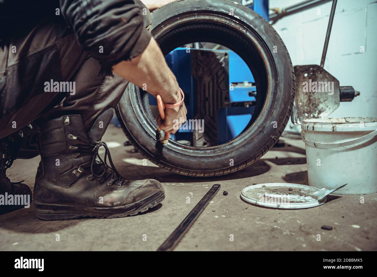 painting car tires with vaseline before putting them on disc in a tire