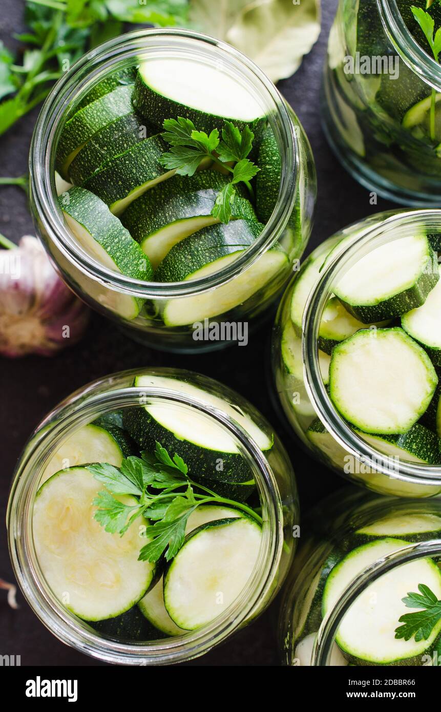 Conservation zucchini and fresh vegetables for the winter. Sliced