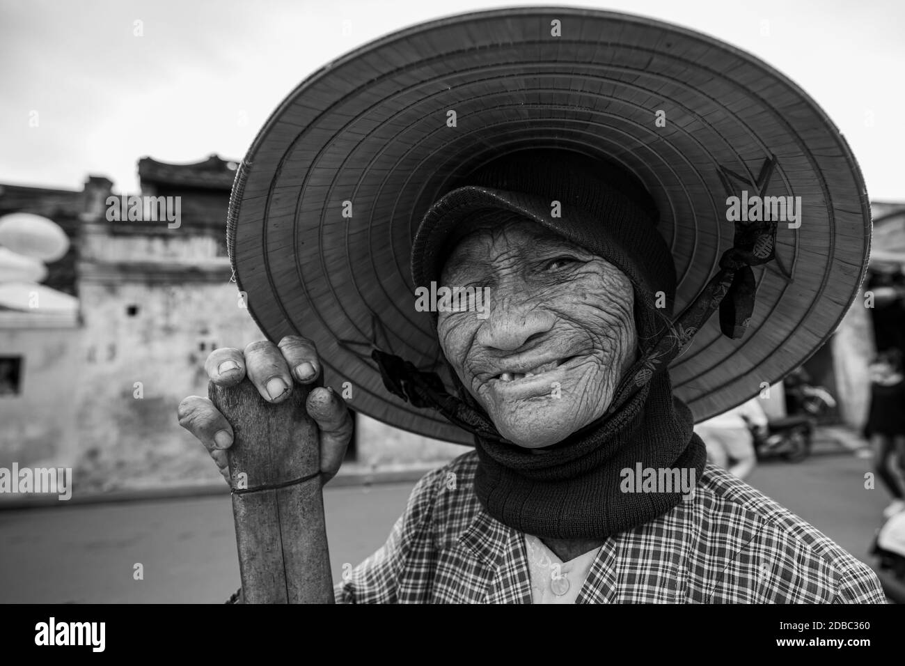 Old woman with straw hat from Vietnam Stock Photo