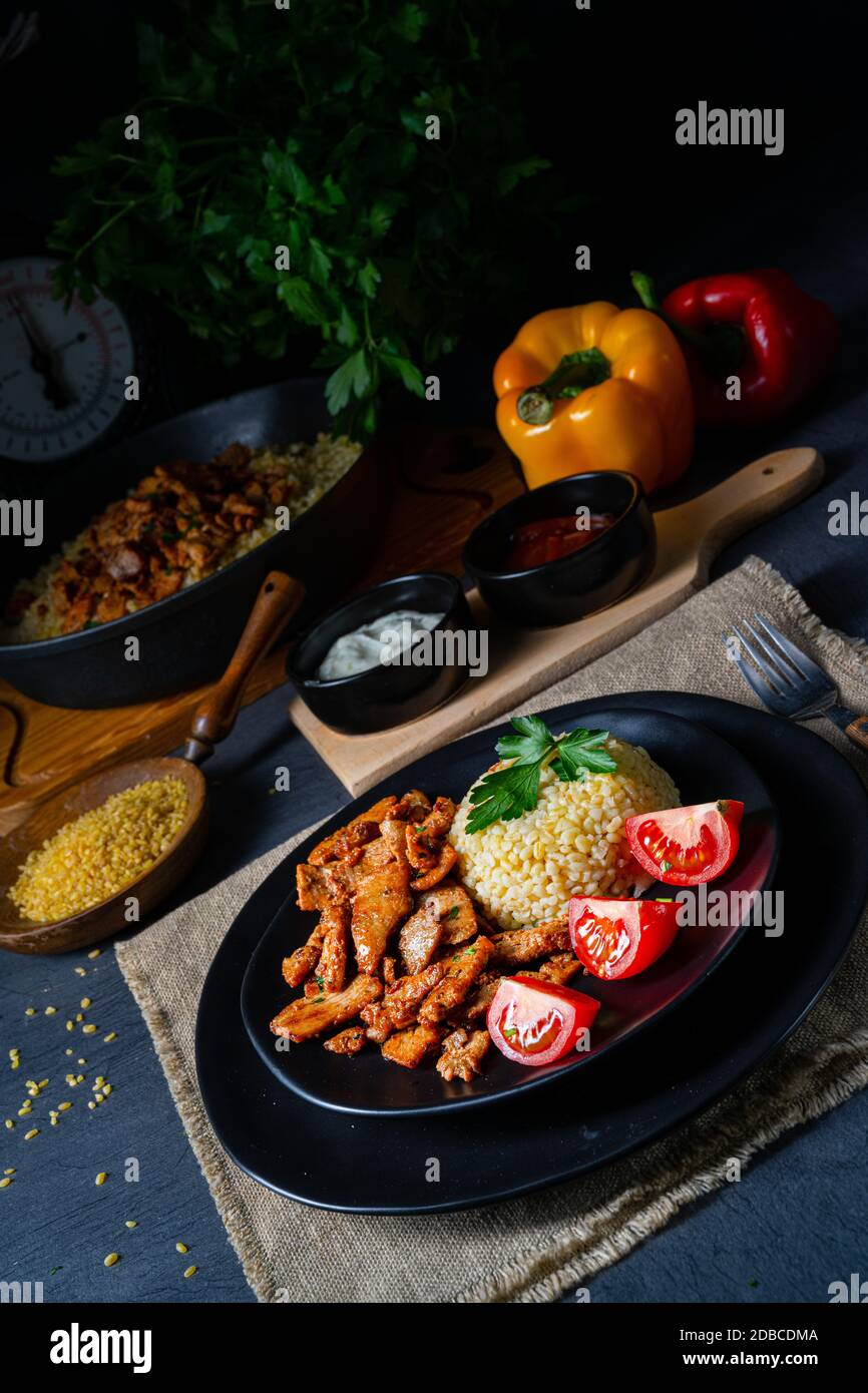 bulgur mit gebratenem fleisch und joghurtsoße Stock Photo - Alamy