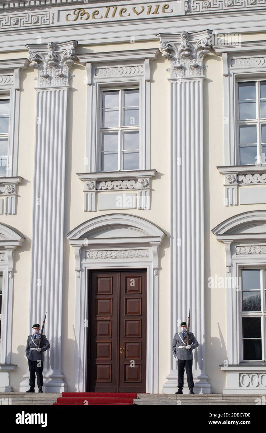 Soldiers on guard at The Schloss Bellevue residence of the President of the Federal Republic of Germany, Berlin Stock Photo