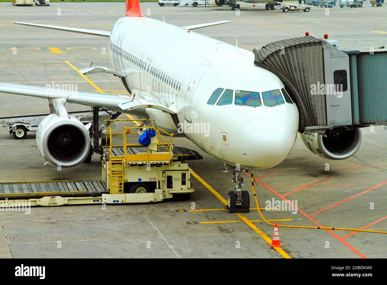 Aircraft at terminal with freight lift un loader Stock Photo - Alamy