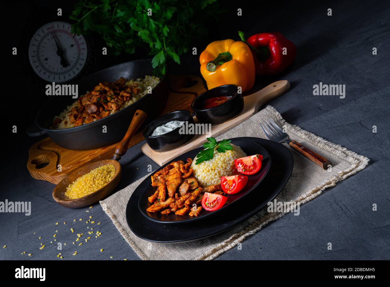 bulgur mit gebratenem fleisch und joghurtsoße Stock Photo - Alamy