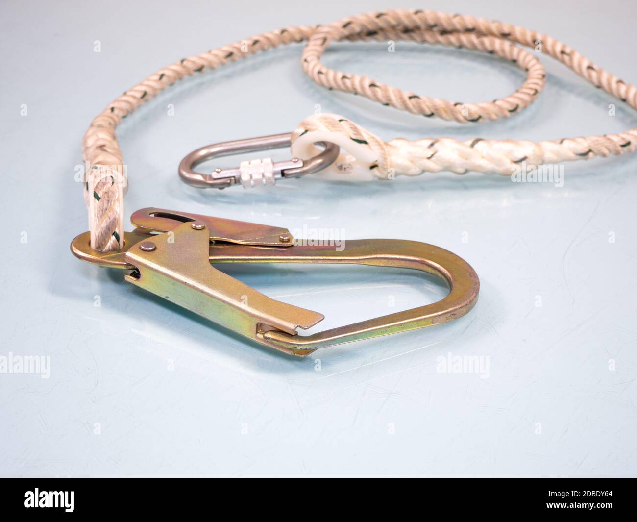 https://c8.alamy.com/comp/2DBDY64/figure-eight-knot-with-carabiner-silver-carabiner-with-lock-andrope-isolated-on-white-background-2DBDY64.jpg