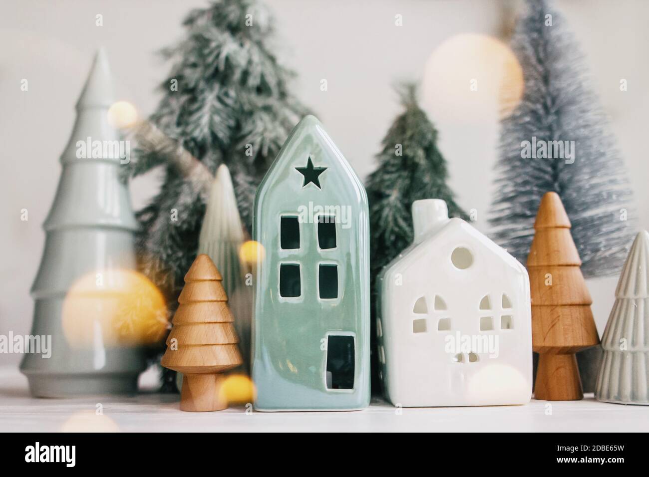 Village De Noël Miniature Avec Maisons, Arbres, Lumières Et Neige Banque  D'Images et Photos Libres De Droits. Image 217413488