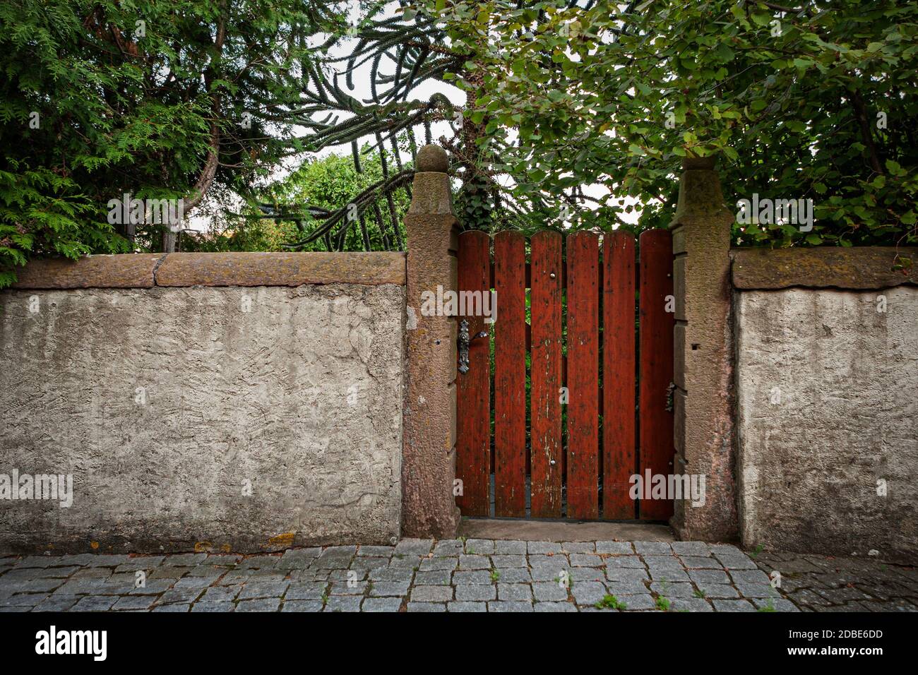 Gartentor mit Mauer Stock Photo