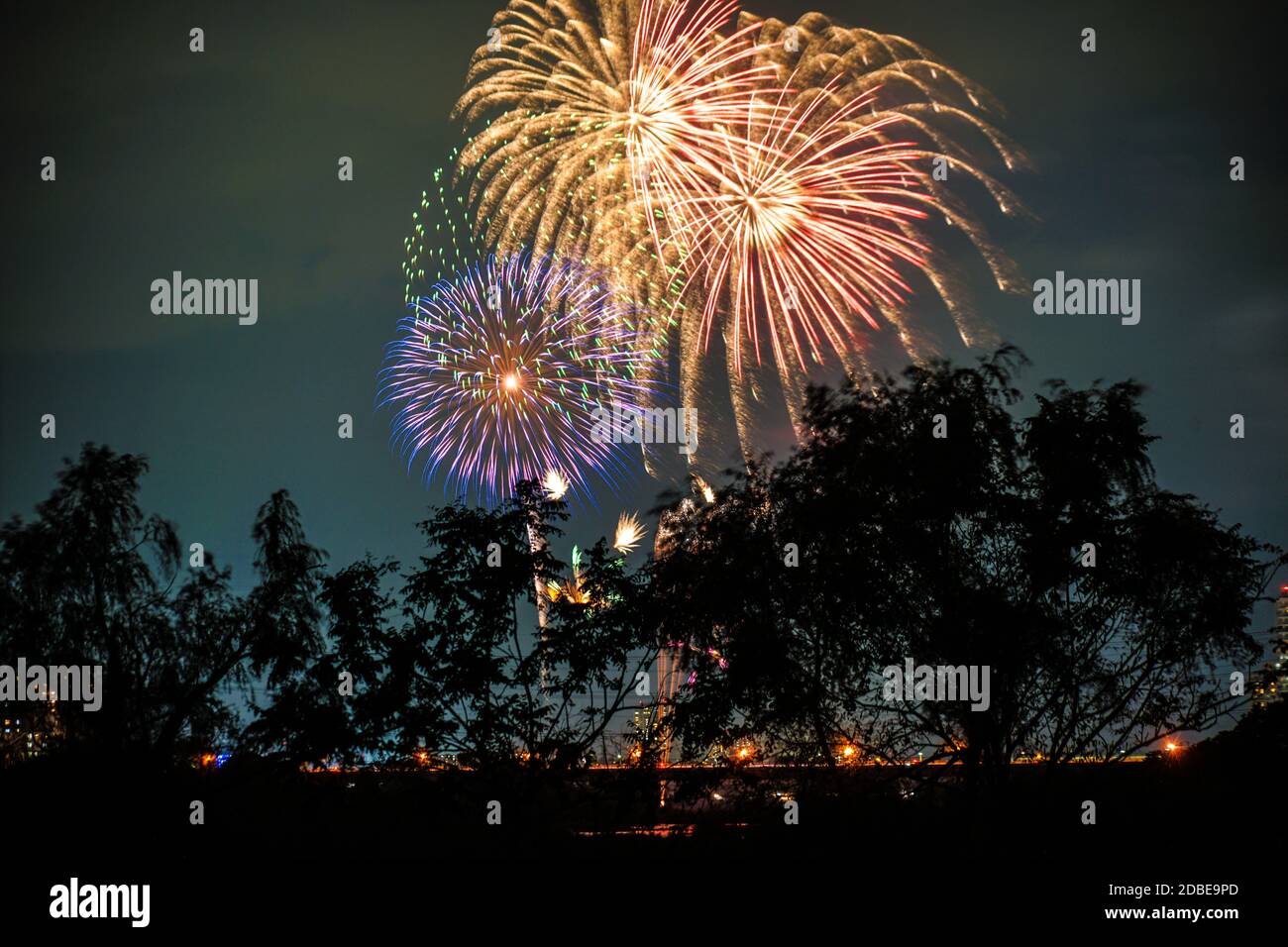 Setagaya-ku, Tama River fireworks display (2019). Shooting Location: Kawasaki City, Kanagawa Prefecture Stock Photo