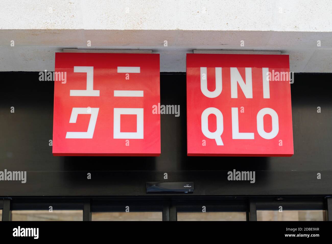 Bordeaux , Aquitaine / France - 11 01 2020 : Uniqlo logo and text red sign  store clothing shop front of Japanese brand Stock Photo - Alamy