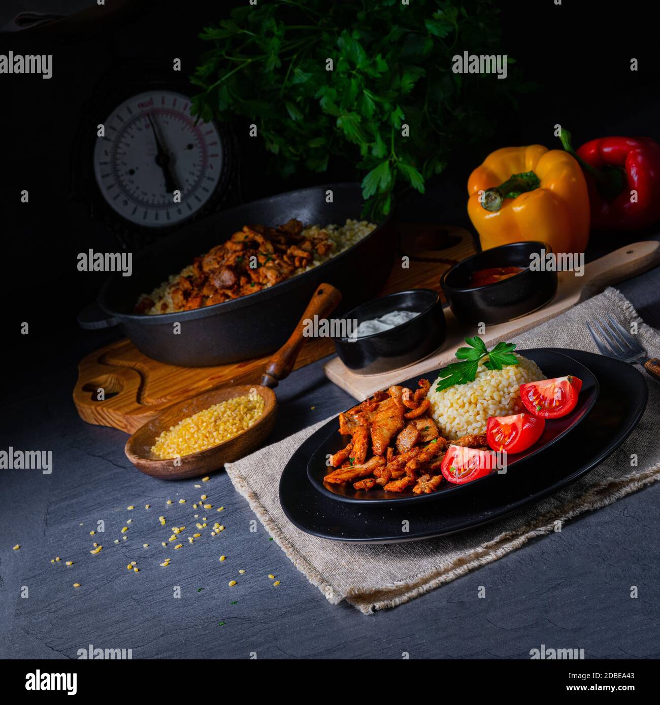 bulgur mit gebratenem fleisch und joghurtsoße Stock Photo - Alamy