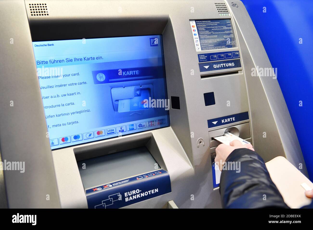 Munich, Deutschland. 17th Nov, 2020. ATM Deutsche Bank, withdraw cash, an  ATM, cash dispenser (ATM), cash, ATM, ATM or Bancomat, cash, euro bills,  card, credit card, EC card. | usage worldwide Credit: