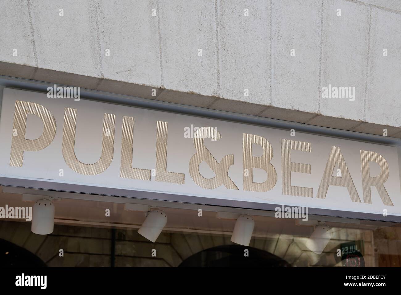 Bordeaux , Aquitaine / France - 11 01 2020 : Pull&Bear store logo and text  sign of Spanish clothing brand and accessories boutique Stock Photo - Alamy
