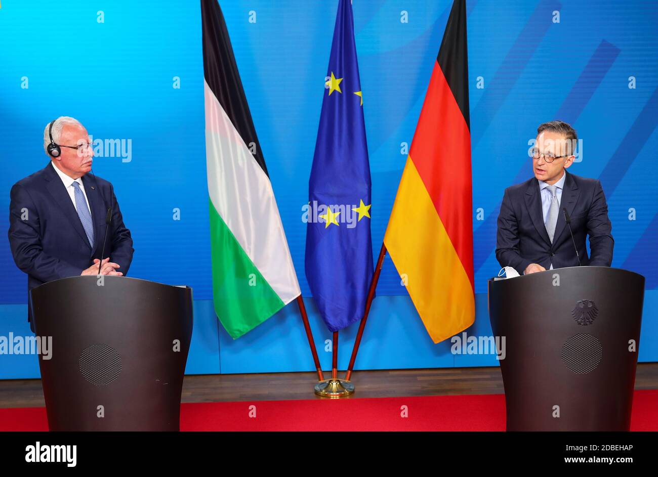Berlin, Germany. 17th Nov, 2020. Heiko Maas (SPD, r), Foreign Minister, gives a joint press conference with his Palestinian counterpart Riad al-Maliki. Credit: Hannibal Hanschke/Reuters Images Europe/Pool/dpa/Alamy Live News Stock Photo