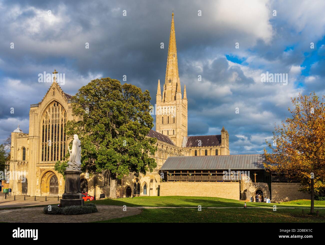 Norwich Cathedral Norwich Norfolk UK - work started on Norwich Cathedral in 1096, completed 1145. Cathedral Church of the Holy and Undivided Trinity. Stock Photo