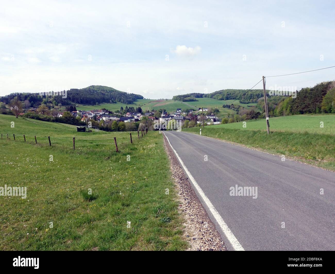 Blick auf Niederehe und das ehemalige Kloster in der Vulkaneifel, Üxheim, Rheinland-Pfalz, Deutschland Stock Photo