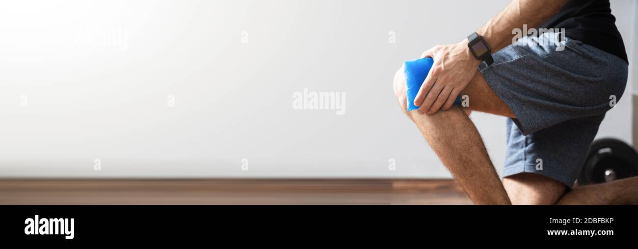 Ice Pack On Knee. Therapy For Leg Injury And Pain Stock Photo Alamy