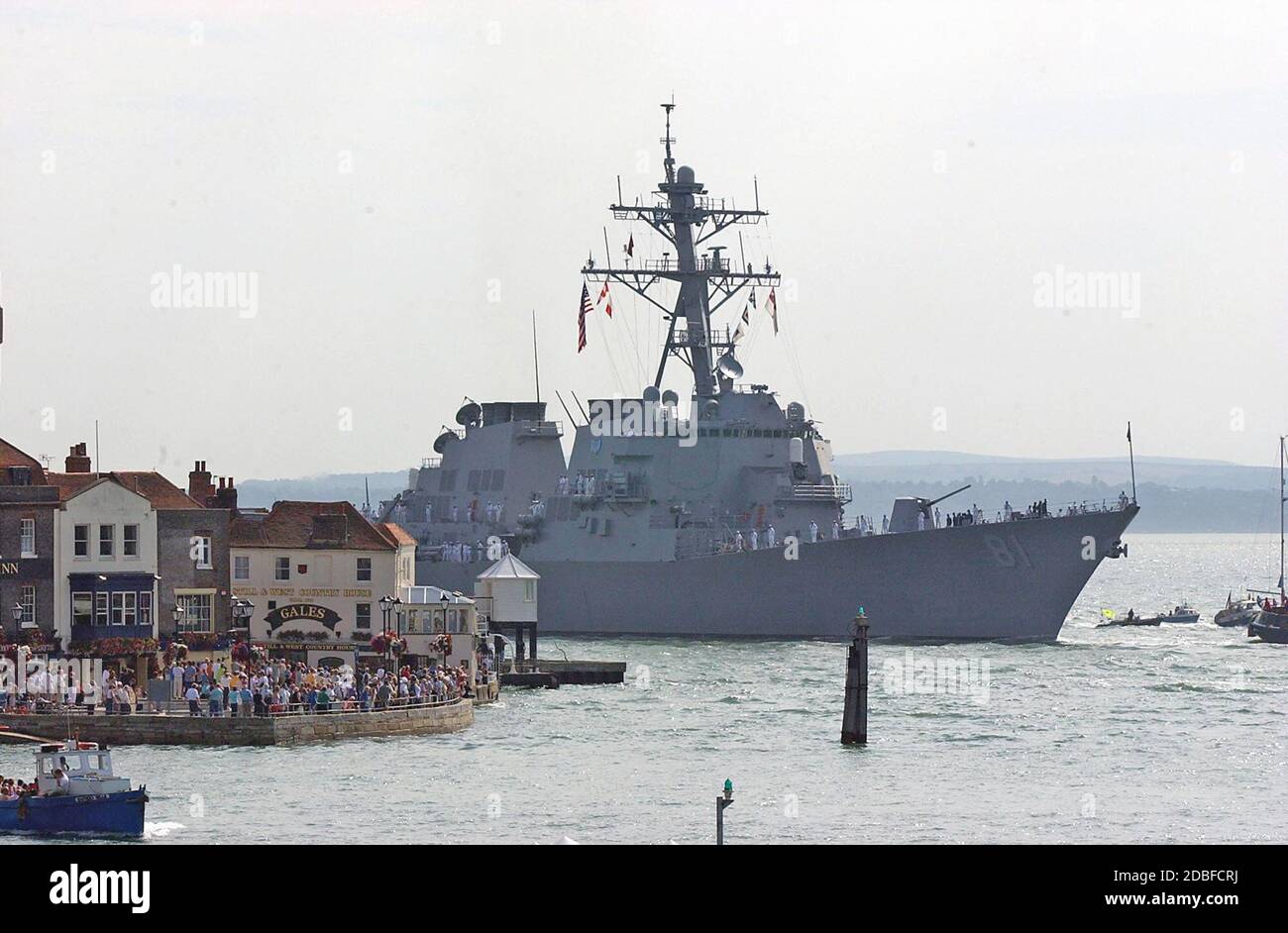 THE USS WINSTON S. CHURCHILL ENTERS PORTSMOUTH HARBOUR. THE MOST ADVANCED WARSHIP IN THE WORLD WAS VISITING A FOREIGN PORT FOR THE FIRST TIME. 2001 Stock Photo