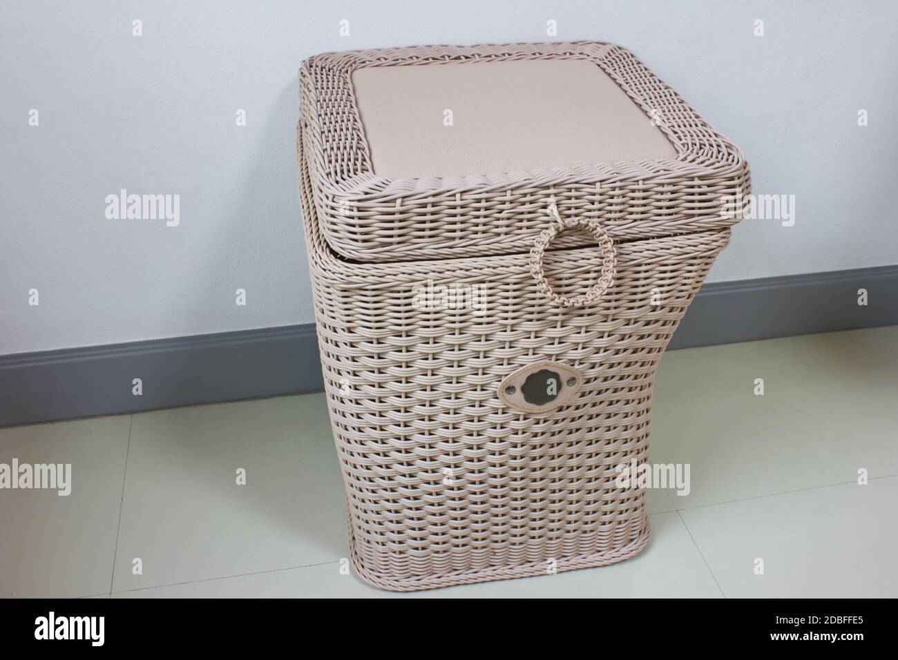 Picnic basket, isolated on white Stock Photo - Alamy