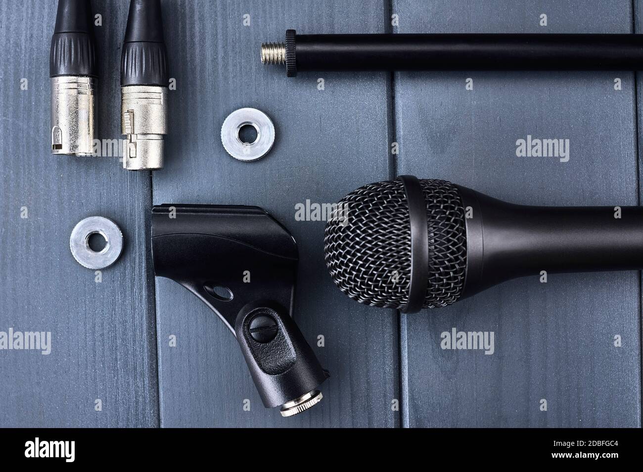 Complete microphone kit with dynamic microphone with black capsule, mic