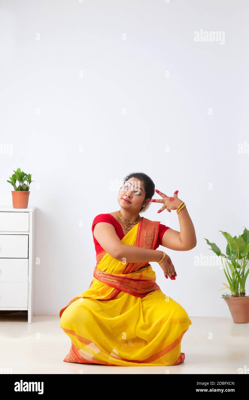 Kuchipudi dancer sitting in Alapadma and dola mudra practicing  at home Stock Photo