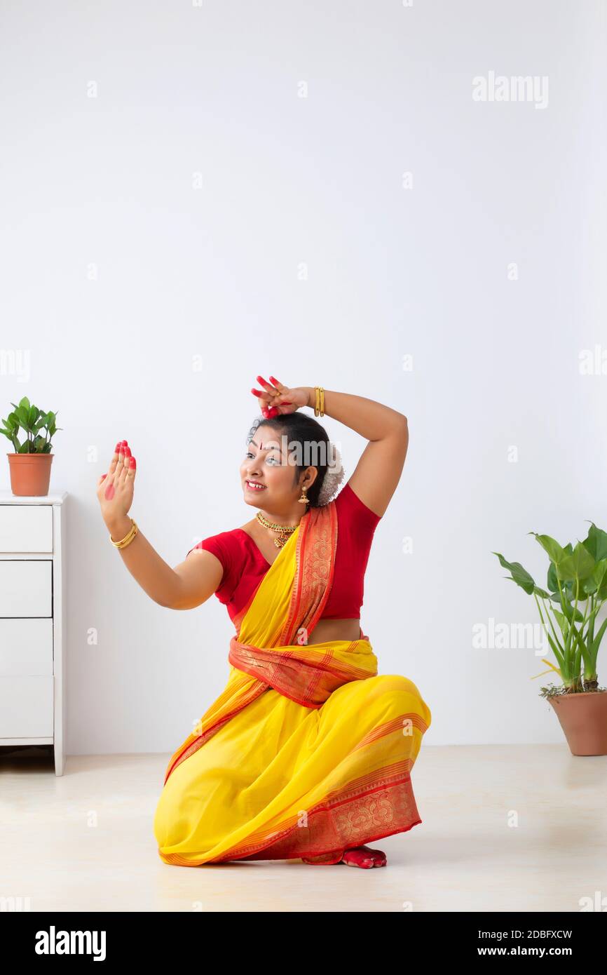 Kuchipudi dancer in a saree practicing shringar rasa in Kuchipudi dance at home Stock Photo